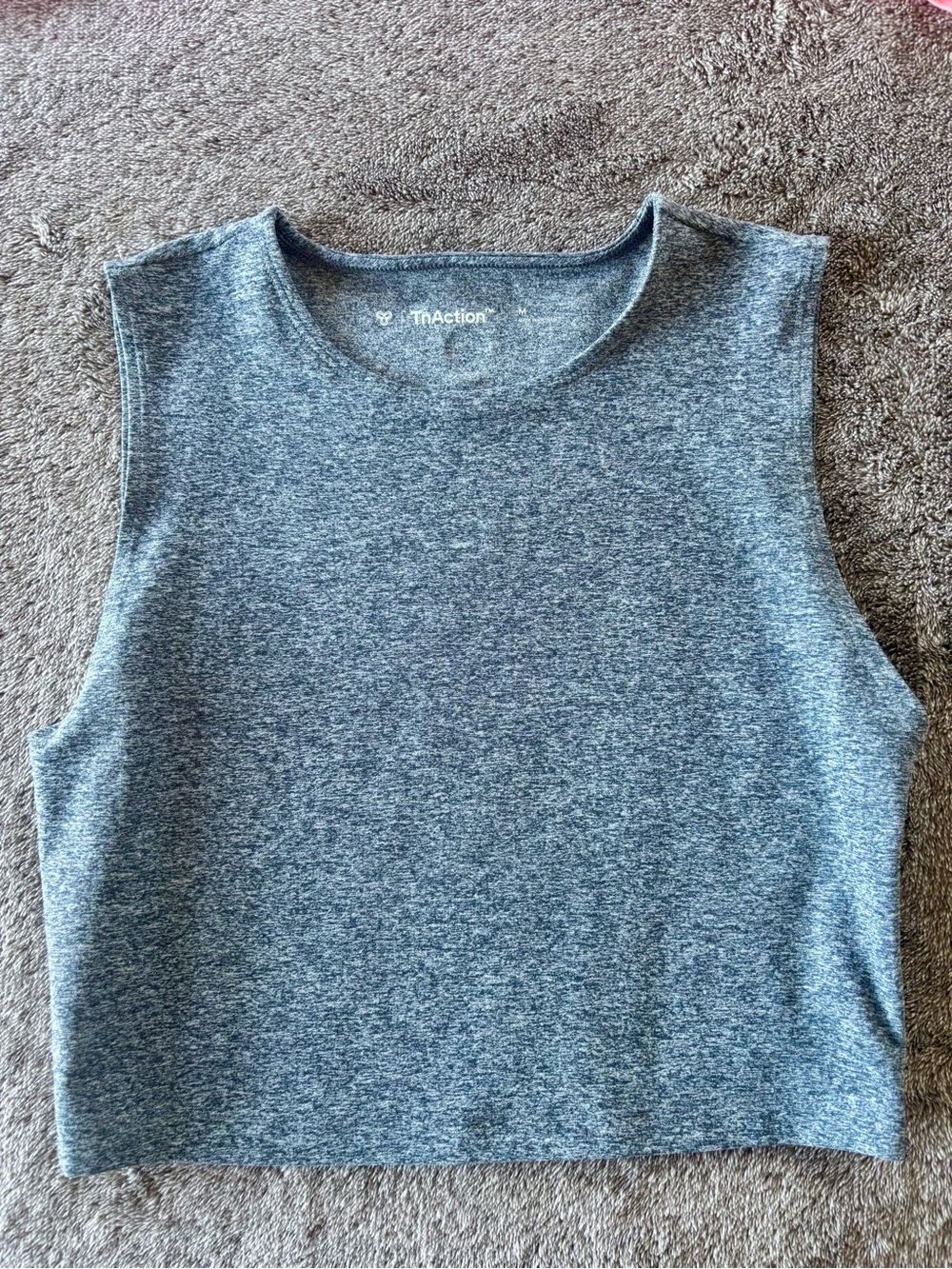 M - Aritzia TNAction cropped top